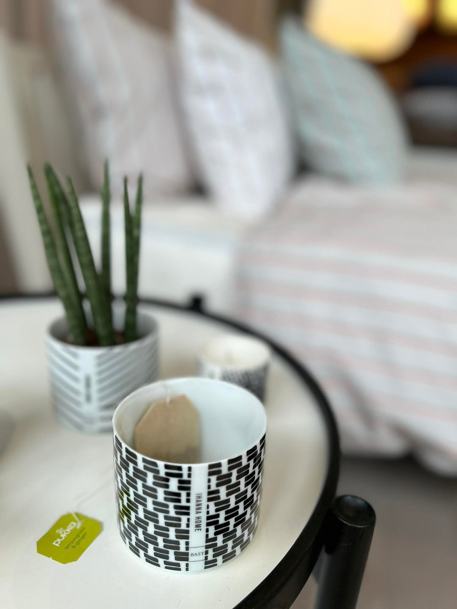 Bast scented candle